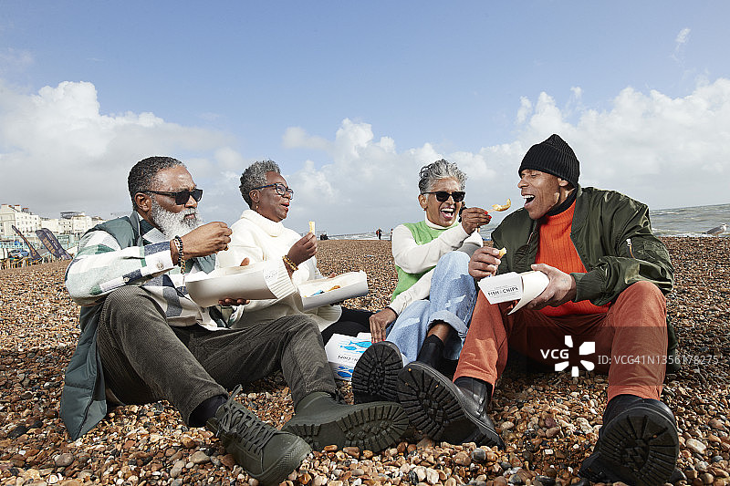 年长的男女朋友在容器里吃东西图片素材