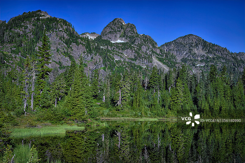 华盛顿州贝克山-斯诺夸尔米国家森林公园的画镜湖与贝克山倒影图片素材