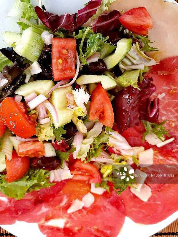 牛肉薄片和沙拉图片素材