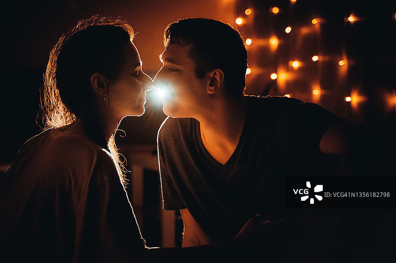 浪漫情侣在家中庆祝周年纪念日，夜晚，灯光迷离图片素材