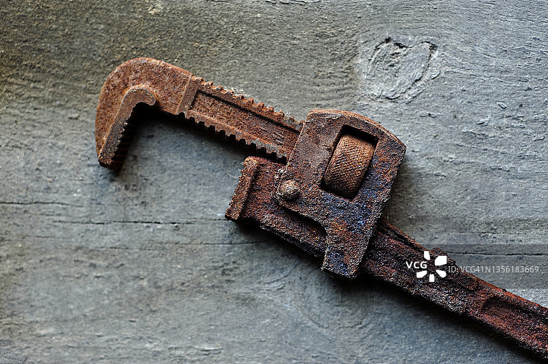 锈蚀的可调节扳手图片素材