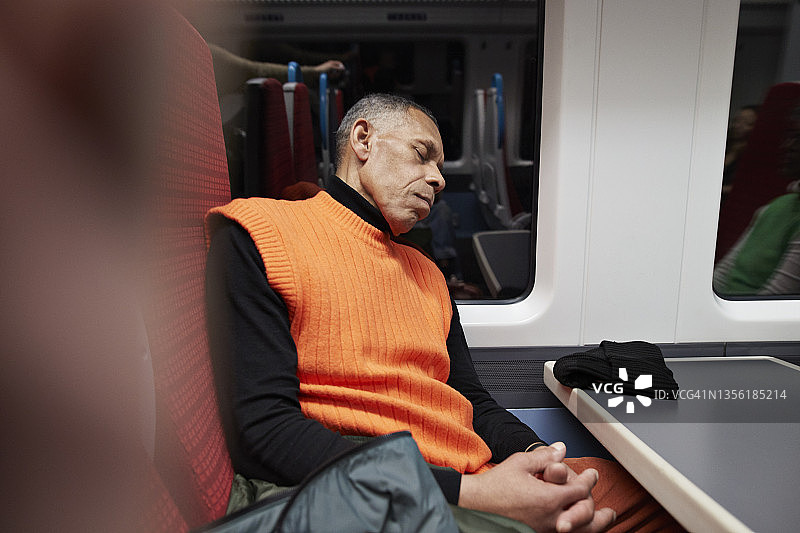 老年男人在火车上睡觉图片素材