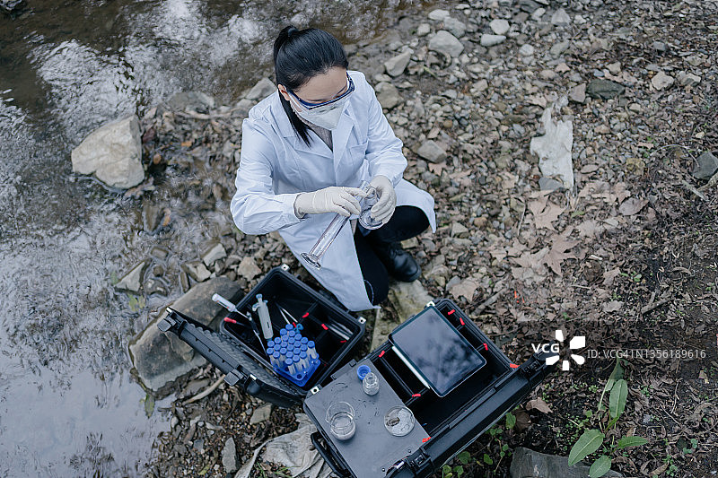 亚洲女科学家采集河水水质数据图片素材