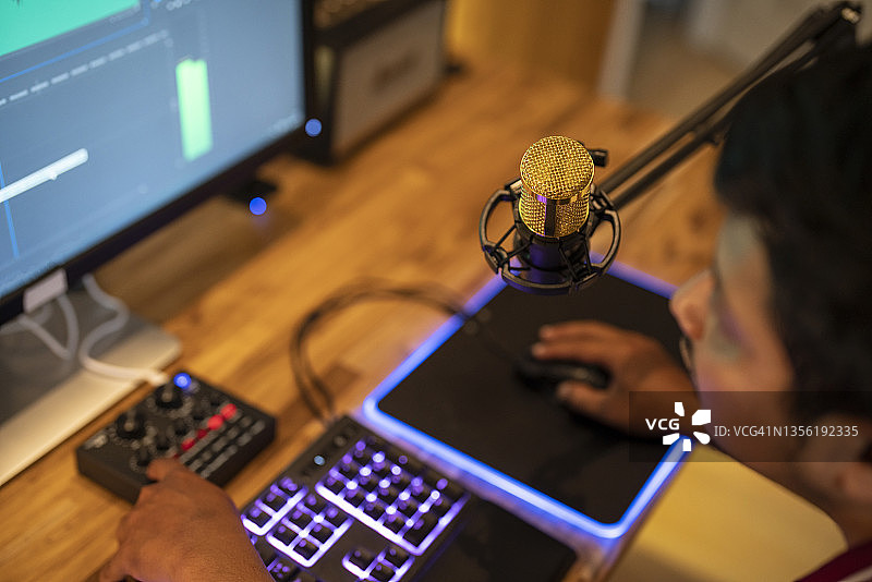 年轻人在录音棚录制播客图片素材
