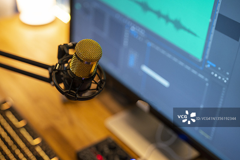 专业录音室或广播室中的麦克风图片素材