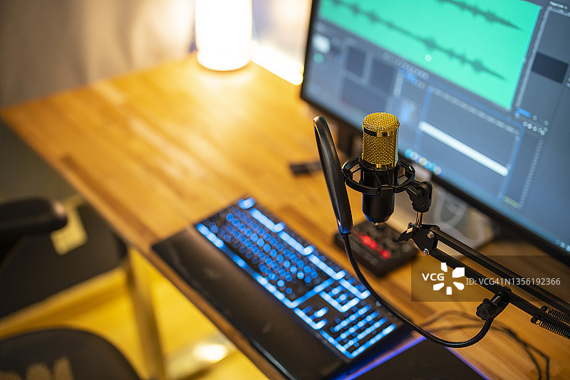 演播室中的播客录音麦克风图片素材