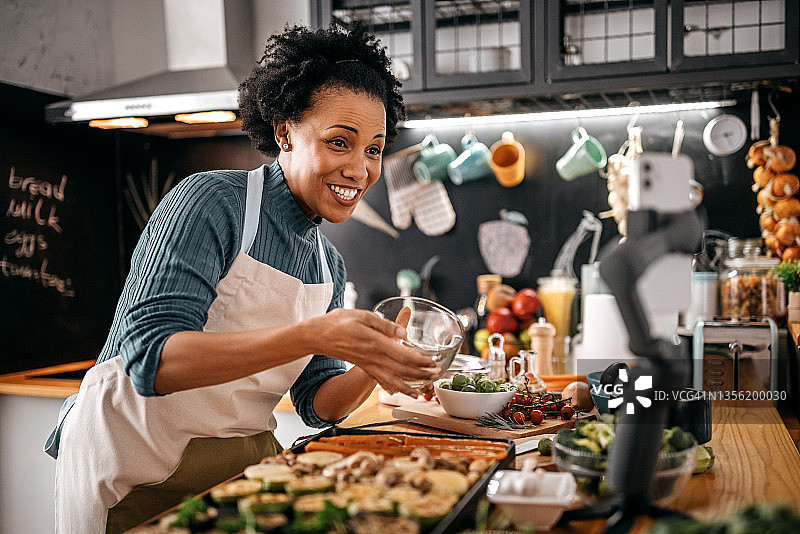 女人用手机制作新的Vlog图片素材