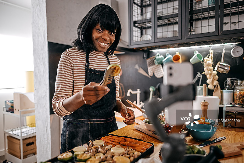 女人用手机制作新的Vlog图片素材