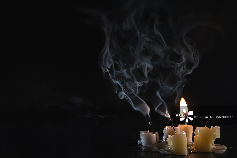 黑色背景下的孤立蜡烛图片素材
