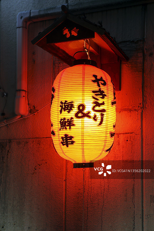 日式灯笼、烤鸡肉串和海鲜串图片素材