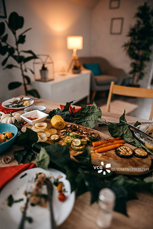 居家餐桌上的食物和饮品图片素材