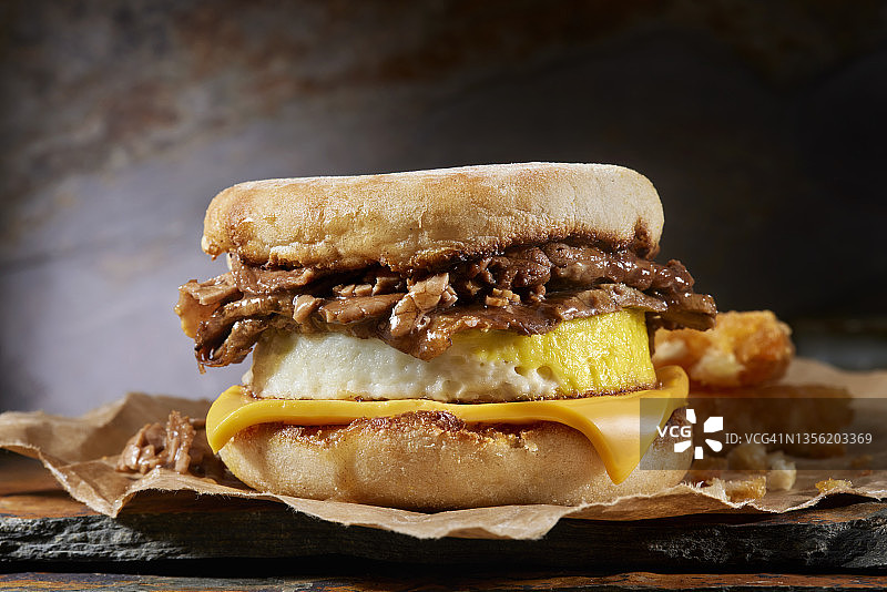 牛排鸡蛋早餐三明治图片素材