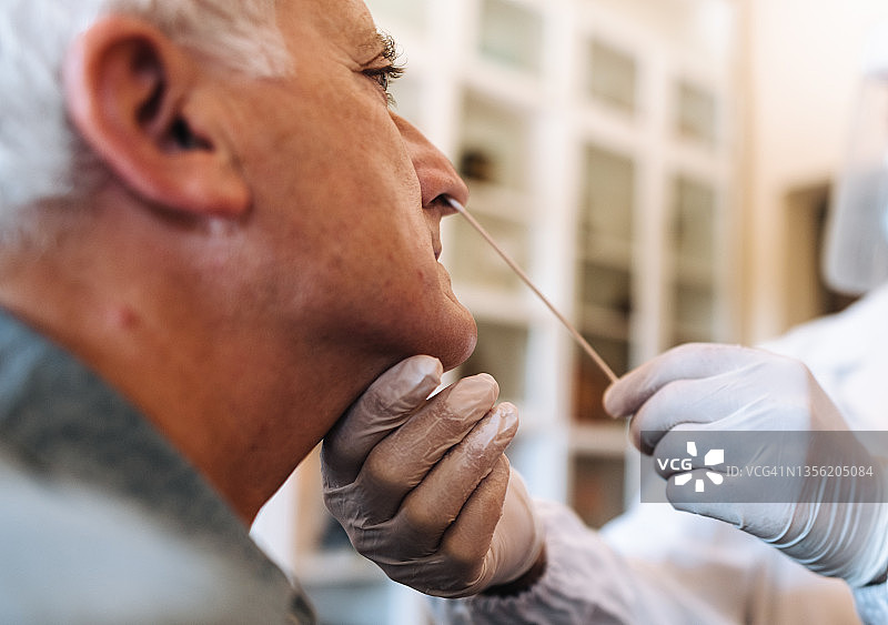 医生使用拭子研究Omicron变种图片素材