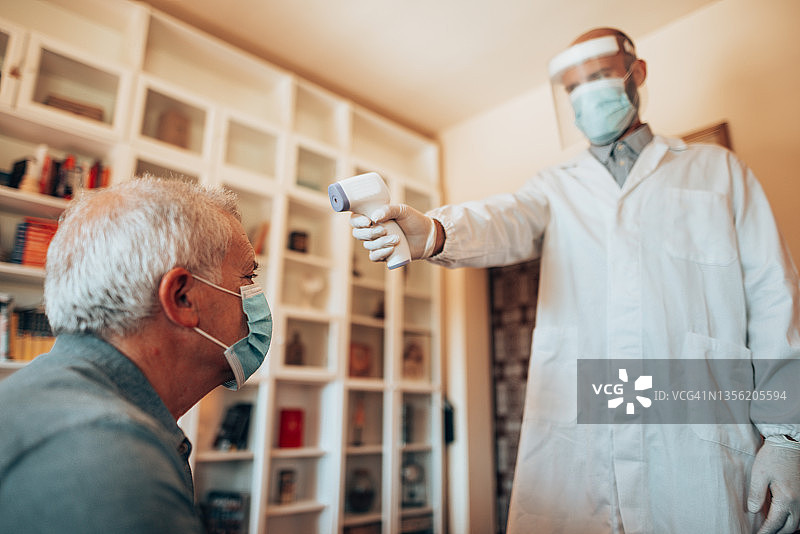 用红外线温度计测量体温图片素材