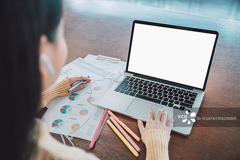 亚洲女学生在图书馆用电脑与老师进行视频会议和在线学习，重返校园教育知识大学理念，年轻女性工作使用笔记本电脑图片素材
