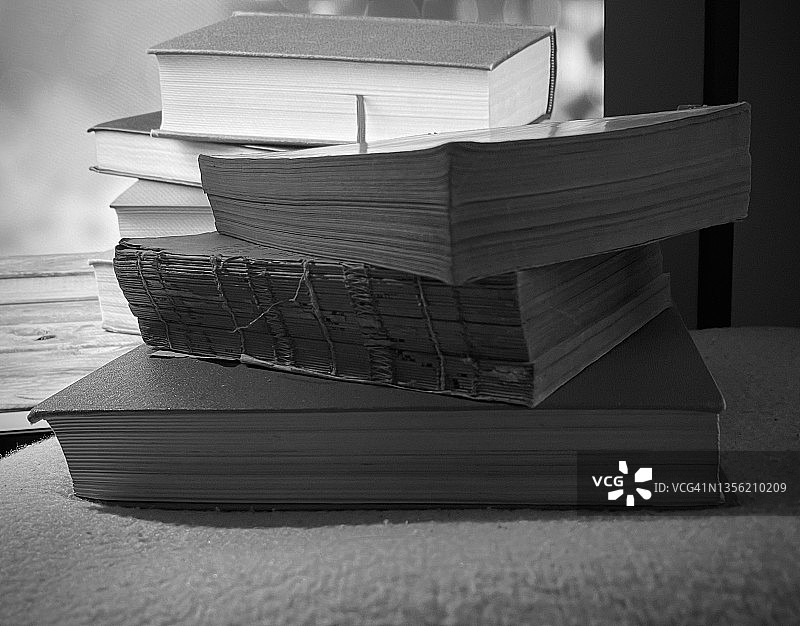 旧书与电子书的对比，情感图片素材