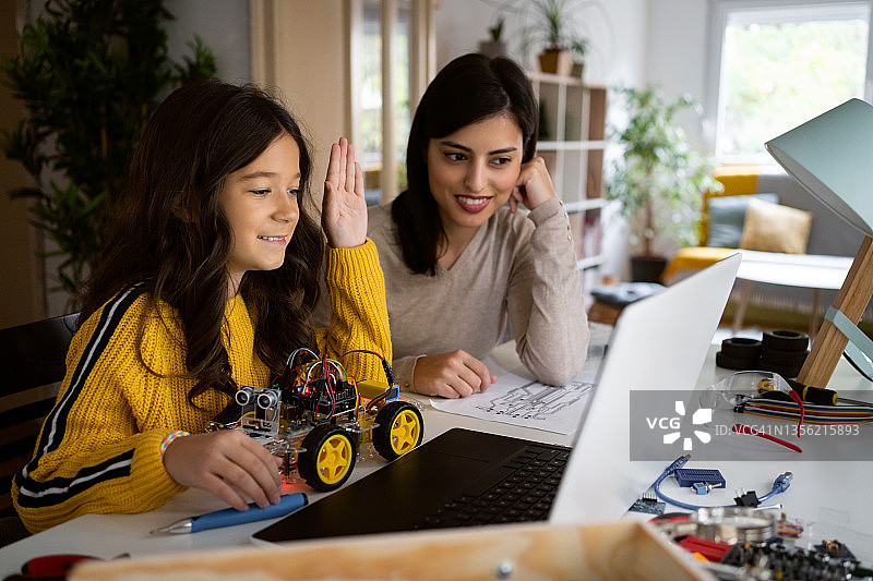自豪的母亲和女儿通过开源硬件和软件平台测试带有传感器的机器人汽车图片素材