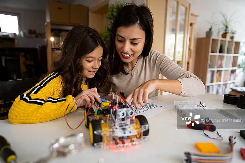 女工程师和女儿制造自动驾驶机器人汽车图片素材