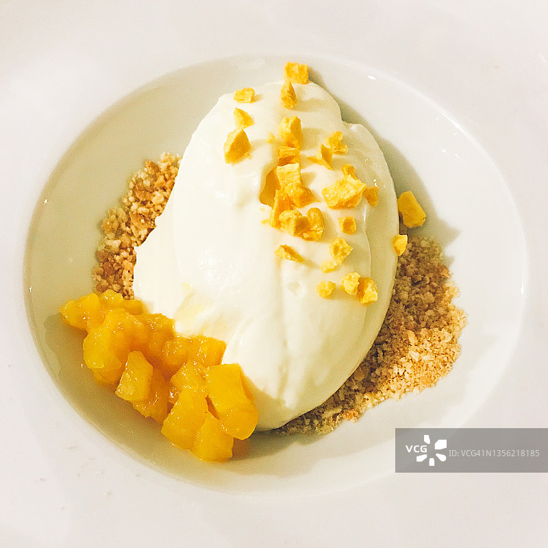 盘中的冰淇淋蜜桃甜点图片素材