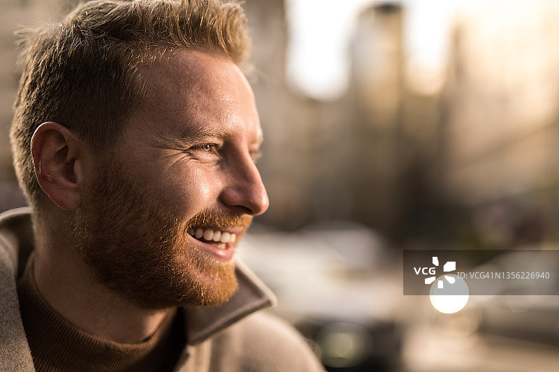 快乐的城市青年图片素材