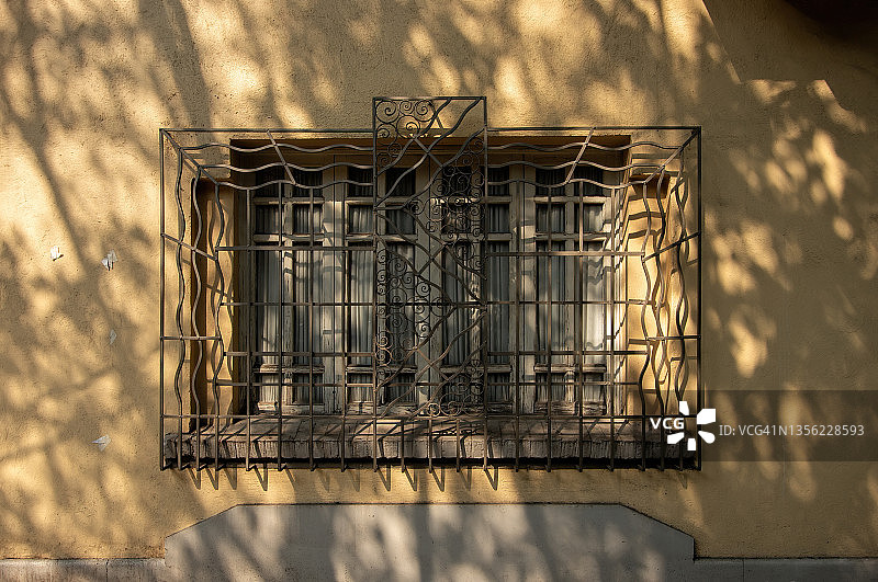现代主义装饰安全格栅，波浪形和卷曲图案覆盖矩形窗户图片素材
