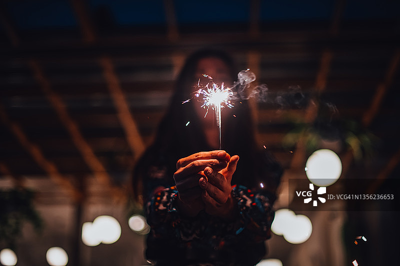手持烟花的年轻女人图片素材