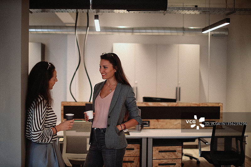 女同事在办公室茶歇时讨论工作图片素材