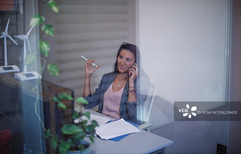 坐在办公室里的女高管图片素材