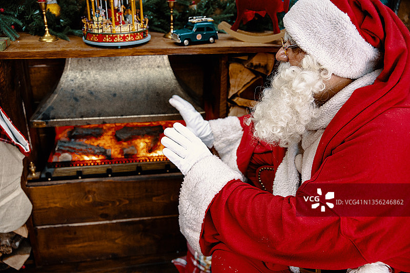 在家中壁炉旁取暖图片素材