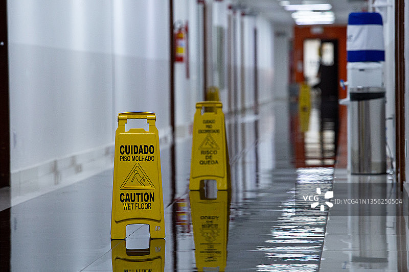 指示牌 - 小心地滑图片素材