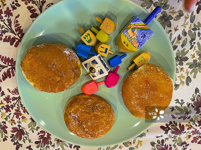 盘子里的果酱甜甜圈和光明节陀螺图片素材