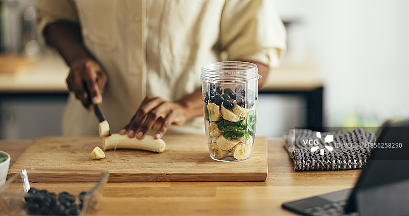 女人在砧板上切香蕉的特写图片素材