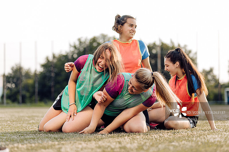 橄榄球队为得分欢呼的女孩们图片素材
