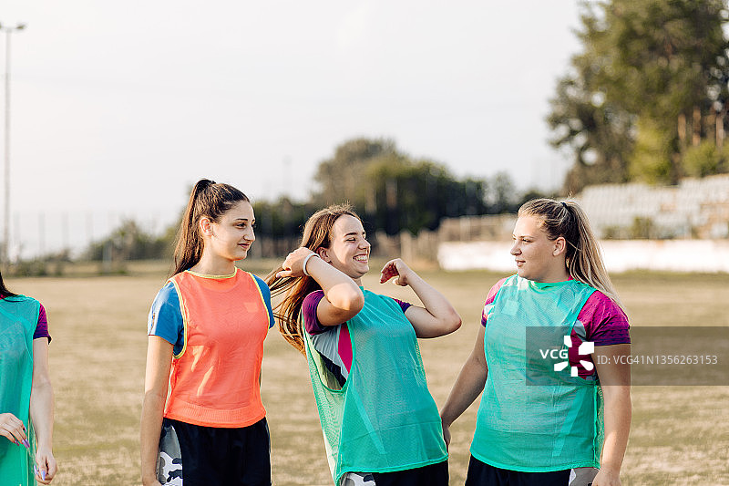 女孩橄榄球队在球场训练图片素材