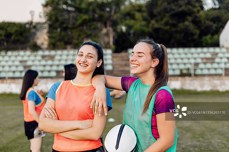 女子橄榄球队的两名队友的肖像图片素材