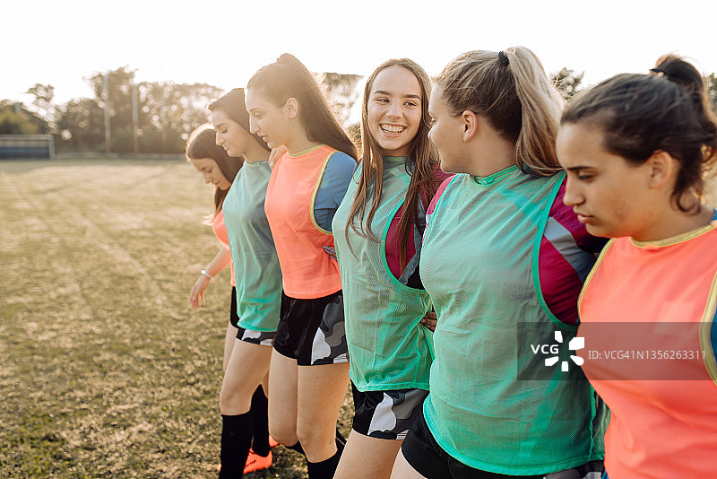 准备开始比赛的女子橄榄球队肖像图片素材