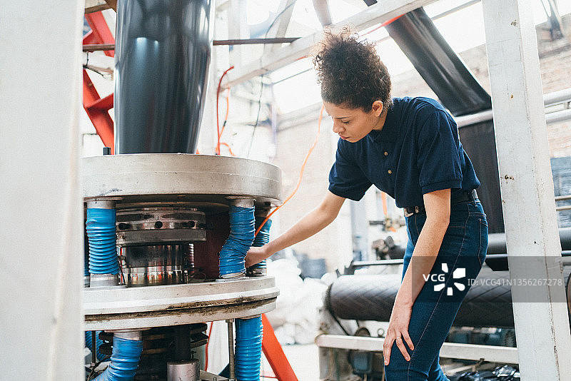 在塑料回收厂工作的工程师图片素材