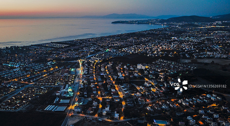 土耳其库萨达斯达武特拉尔夜景航拍图片素材