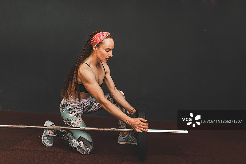 杠铃锻炼准备：举重图片素材