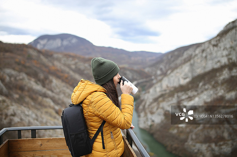 女背包客在森林里休息图片素材