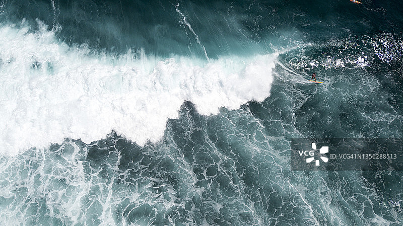 巨浪和大型冲浪板图片素材