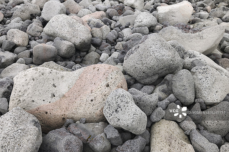 冰岛南部半岛格林达维克海滩上的火山岩图片素材