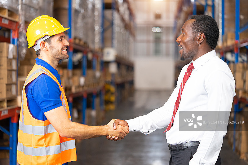 商务团队在办公室携手合作，团队合作，共赢商业图片素材