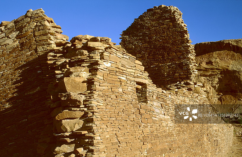 查科峡谷国家历史遗址的石墙，新墨西哥州图片素材