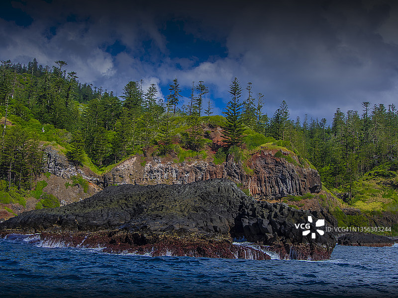 澳大利亚南太平洋诺福克岛的崎岖海岸线图片素材