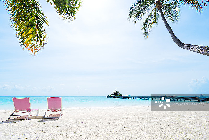 带有躺椅的热带天堂海滩图片素材