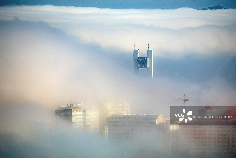 西班牙加利西亚自治区拉科鲁尼亚的雾景图片素材