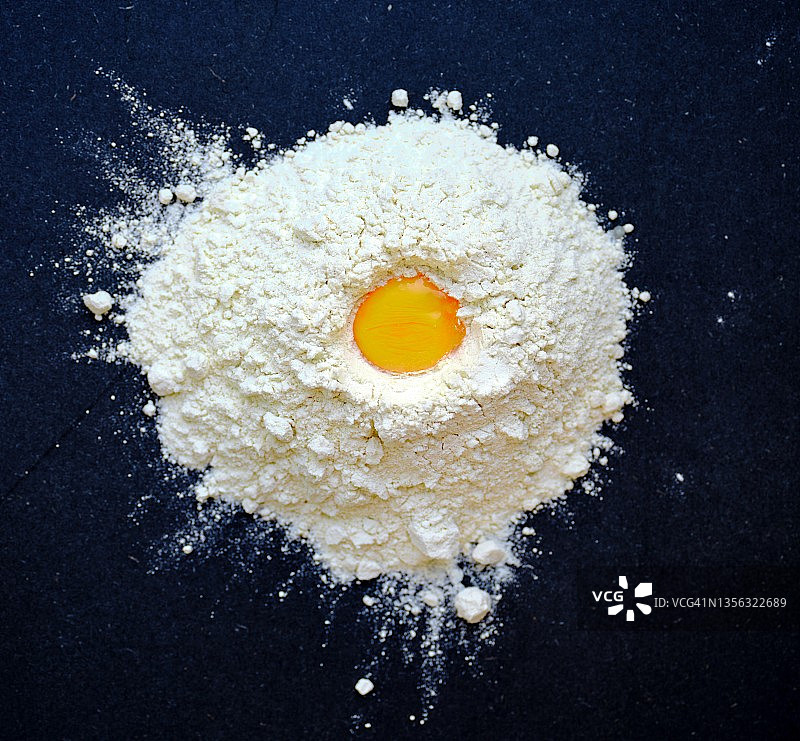 面粉中的蛋黄图片素材