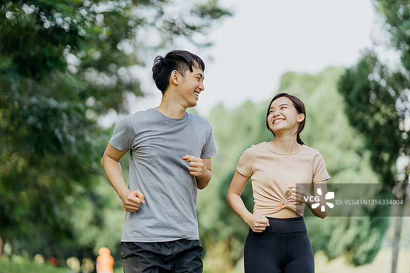 健康的亚洲夫妇在大自然中慢跑图片素材