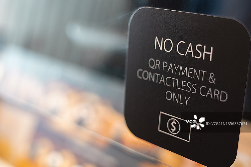 在餐厅使用智能手机扫描支付账单，无接触支付技术概念图片素材